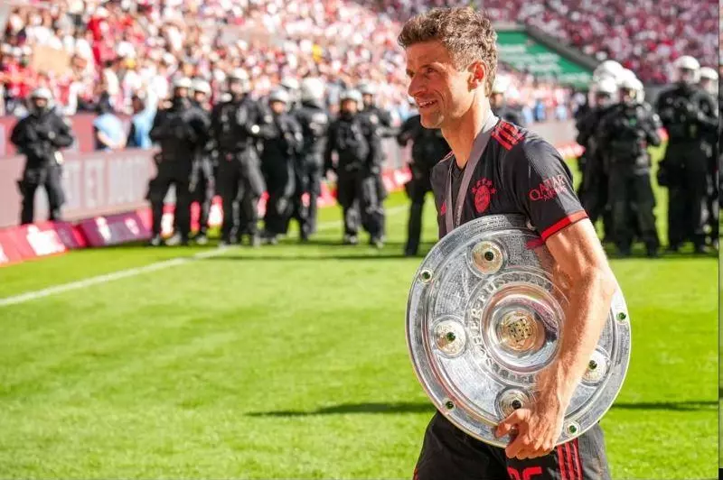 آلاف الجماهير تودّع الأسطورة مولر في مشهد مؤثر: بايرن ميونخ يسجل لحظة تاريخية